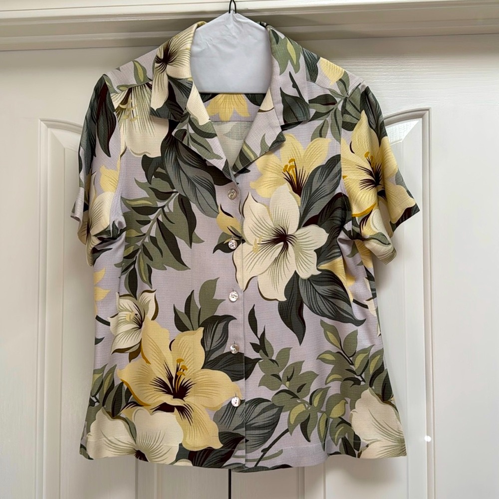 Tommy Bahama Green and Cream Casual Button Down Shirt